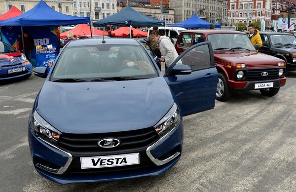 Автомобиль Лада Веста (Lada Vesta) и Лада 4x4 на выставке Автосалон-2016 на центральной площади Владивостока Автомобиль Лада Веста (Lada Vesta) и Лада 4x4 на выставке Автосалон-2016 на центральной площади Владивостока