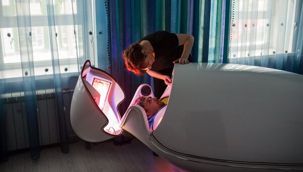 Работник железной дороги отдыхает в центре реабилитации локомотивных бригад на станции Омск-Пассажирский Западно-Сибирской железной дороги в Омске Работник железной дороги отдыхает в центре реабилитации локомотивных бригад на станции Омск-Пассажирский Западно-Сибирской железной дороги в Омске