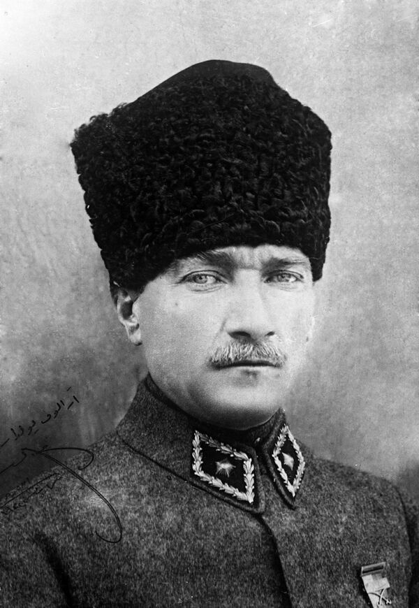 Портрет турецкого политика, первого президента Турецкой Республики Мустафы Кемаля Ататюрка Портрет турецкого политика, первого президента Турецкой Республики Мустафы Кемаля Ататюрка