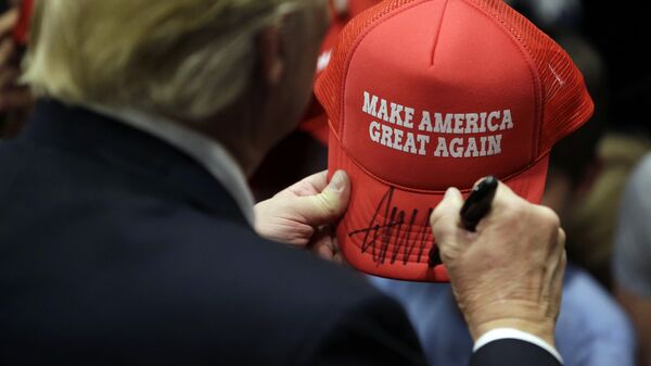 Дональд Трамп дает автограф. 25 апреля 2016 года, штат Пенсильвания Дональд Трамп дает автограф. 25 апреля 2016 года, штат Пенсильвания