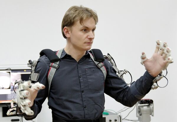 Оператор антропоморфного робота Федор проекта Спасатель во время испытаний в лаборатории на базе НПО Андроидная техника в Магнитогорске Оператор антропоморфного робота Федор проекта Спасатель во время испытаний в лаборатории на базе НПО Андроидная техника в Магнитогорске