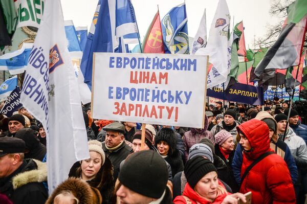 Участники акции профсоюзов за повышение социальных стандартов и снижение тарифов в Киеве. 8 декабря 2016 Участники акции профсоюзов за повышение социальных стандартов и снижение тарифов в Киеве. 8 декабря 2016