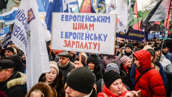 Участники акции профсоюзов за повышение социальных стандартов и снижение тарифов в Киеве. 8 декабря 2016 Участники акции профсоюзов за повышение социальных стандартов и снижение тарифов в Киеве. 8 декабря 2016