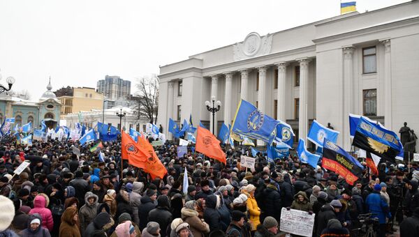 Участники акции профсоюзов за повышение социальных стандартов и снижение тарифов в Киеве. 8 декабря 2016 Участники акции профсоюзов за повышение социальных стандартов и снижение тарифов в Киеве. 8 декабря 2016