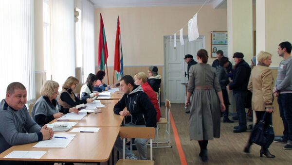 На одном из избирательных участков в Тирасполе в день очередных президентских выборов в Преднестровье На одном из избирательных участков в Тирасполе в день очередных президентских выборов в Преднестровье