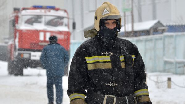Сотрудник МЧС во время ликвидации последствий взрыва газового болона и пожара в сауне в Монтажном проезде в Воронеже Сотрудник МЧС во время ликвидации последствий взрыва газового болона и пожара в сауне в Монтажном проезде в Воронеже