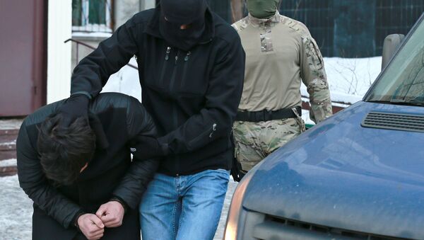 Силовики выводят из подъезда дома № 11 на улице Наметкина участника диверсионно-террористической группы, готовившей серию терактов в Москве Силовики выводят из подъезда дома № 11 на улице Наметкина участника диверсионно-террористической группы, готовившей серию терактов в Москве