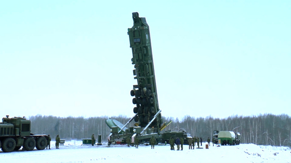 Загрузка баллистических ракет РС-24 Ярс в пусковую установку. Кадры Минобороны Загрузка баллистических ракет РС-24 Ярс в пусковую установку. Кадры Минобороны
