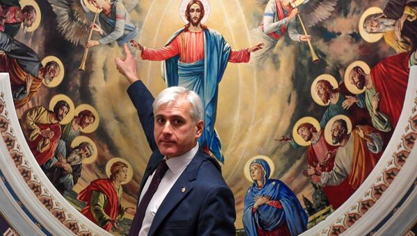 Художник Василий Нестеренко на фоне своей работы на открытии выставки Русский Афон Художник Василий Нестеренко на фоне своей работы на открытии выставки Русский Афон