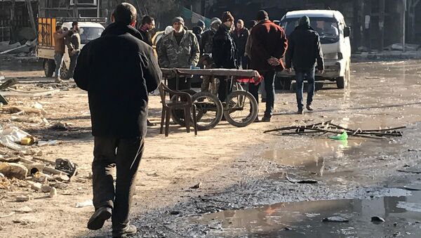 Мирные жители возвращаются в освобожденные кварталы восточного Алеппо. Архивное фото Мирные жители возвращаются в освобожденные кварталы восточного Алеппо. Архивное фото