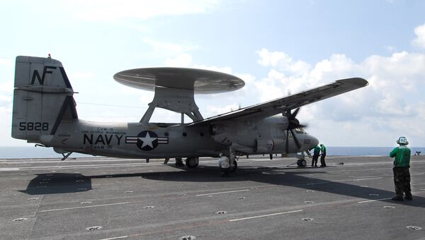 Самолет дальнего радиолокационного обнаружения E-2C Hawkeye на палубе авианосца George Washington в Южно-Китайском море. Архивное фото Самолет дальнего радиолокационного обнаружения E-2C Hawkeye на палубе авианосца George Washington в Южно-Китайском море. Архивное фото