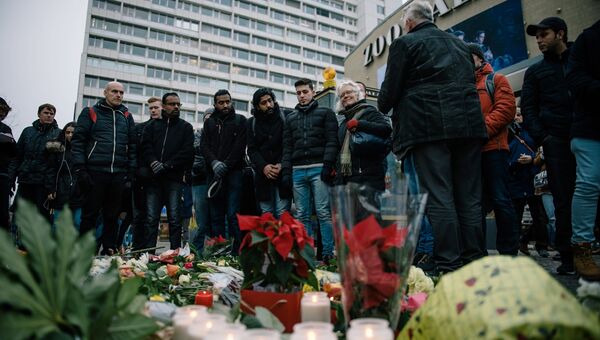 Жители Берлина принесли цветы и зажгли свечи недалеко от места теракта. 20 декабря 2016 Жители Берлина принесли цветы и зажгли свечи недалеко от места теракта. 20 декабря 2016