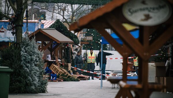 Сотрудники полиции недалеко от места теракта в Берлине. 20 декабря 2016 Сотрудники полиции недалеко от места теракта в Берлине. 20 декабря 2016