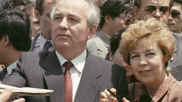 Председатель Президиума Верховного Совета СССР Михаил Горбачев с супругой Раисой во время посещения Великой китайской стены 