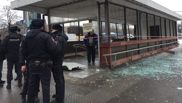 Полицейские у метро Коломенское, где раздался хлопок. 22 декабря 2016 Полицейские у метро Коломенское, где раздался хлопок. 22 декабря 2016