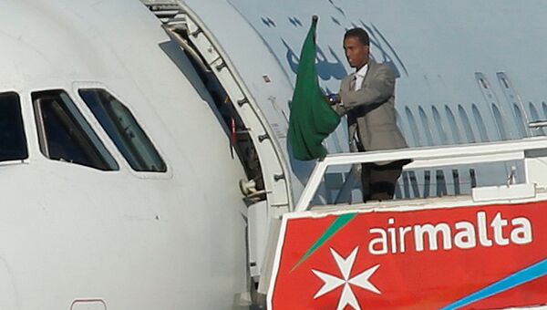 Один из захватчиков самолета ливийской авиакомпании Afriqiyah Airways в аэропорту Мальты Один из захватчиков самолета ливийской авиакомпании Afriqiyah Airways в аэропорту Мальты