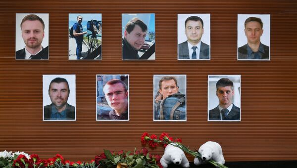 Цветы, возложенные у телевизионного центра Останкино к фотографиям журналистов, погибших при крушении самолета Минобороны РФ Ту-154 Цветы, возложенные у телевизионного центра Останкино к фотографиям журналистов, погибших при крушении самолета Минобороны РФ Ту-154