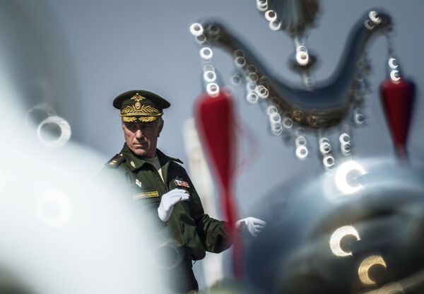 Главный военный дирижер РФ Валерий Халилов во время репетиции выступления на военном параде 9 мая 2015 года Главный военный дирижер РФ Валерий Халилов во время репетиции выступления на военном параде 9 мая 2015 года