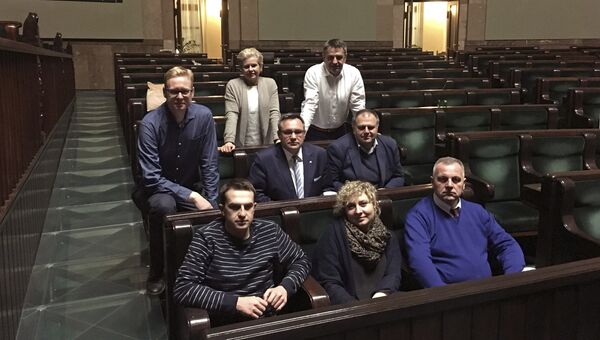 Группа оппозиционных депутатов в здании парламента Польши Группа оппозиционных депутатов в здании парламента Польши