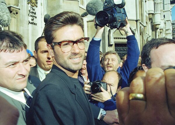 Британский певец Джордж Майкл 1993 год Британский певец Джордж Майкл 1993 год