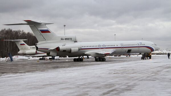 Самолет Ту-154 с регистрационным номером RA-85572 на аэродроме Чкаловский Самолет Ту-154 с регистрационным номером RA-85572 на аэродроме Чкаловский