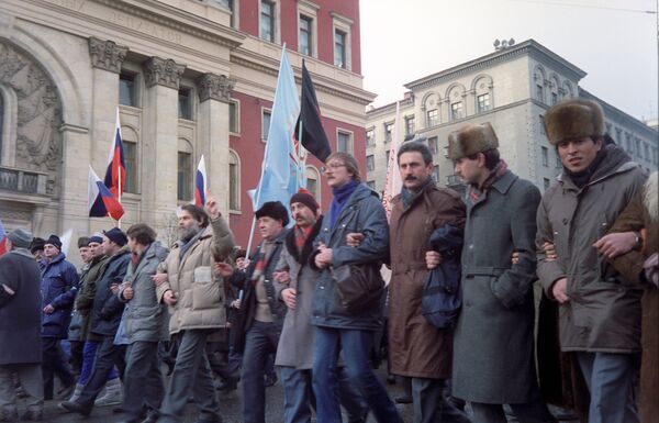Участники митинга на Тверской улице. 1991 год Участники митинга на Тверской улице. 1991 год