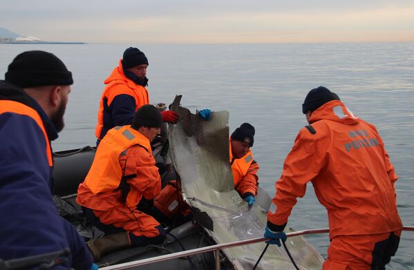 Фрагмент самолета Ту-154 во время поисковых работ на месте крушения самолета в Черном море Фрагмент самолета Ту-154 во время поисковых работ на месте крушения самолета в Черном море