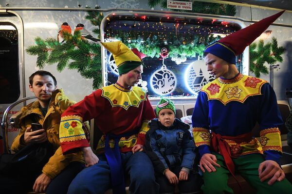 Пассажиры и артисты в новогоднем поезде Московского метрополитена Пассажиры и артисты в новогоднем поезде Московского метрополитена