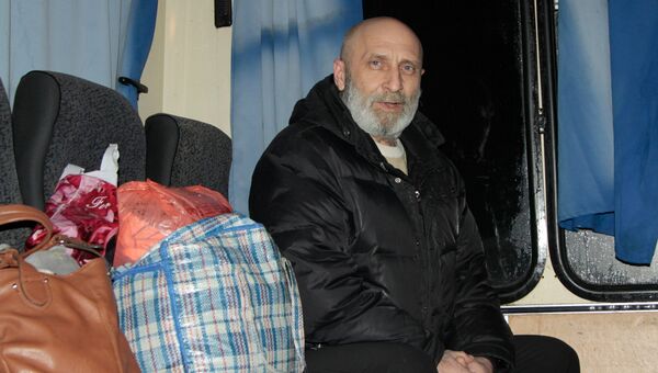 Мужчина в автобусе с возвращенными украинскими военными пленными ДНР и ЛНР на окраине Горловки Донецкой области Мужчина в автобусе с возвращенными украинскими военными пленными ДНР и ЛНР на окраине Горловки Донецкой области