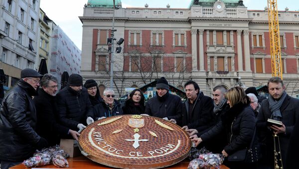 Жители Белграда с рождественским пирогом Божична чесница Жители Белграда с рождественским пирогом Божична чесница