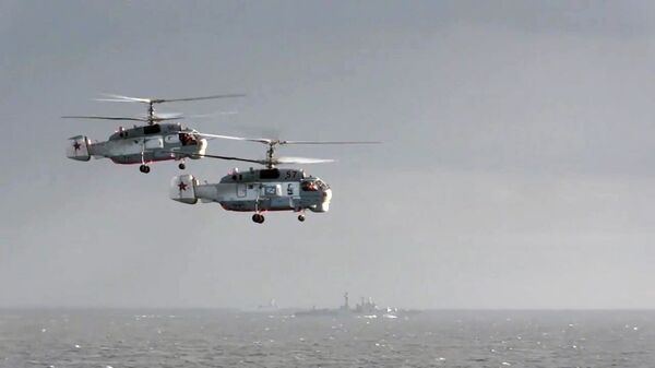 Вертолеты Ка-27ПС рядом с тяжёлым авианесущим крейсером (ТАВКР) Адмирал Кузнецов Вертолеты Ка-27ПС рядом с тяжёлым авианесущим крейсером (ТАВКР) Адмирал Кузнецов