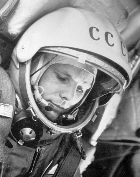 Юрий Гагарин в кабине космического корабля Восток-1 перед стартом 12 апреля 1961 года Юрий Гагарин в кабине космического корабля Восток-1 перед стартом 12 апреля 1961 года