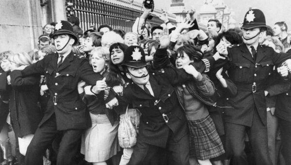 Фанаты группы The Beatles за воротами Букингемского дворца Фанаты группы The Beatles за воротами Букингемского дворца