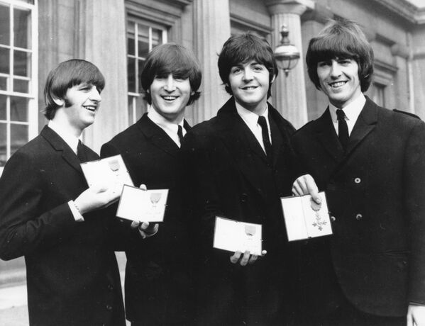 Участники группы The Beatles после церемонии вручения Ордена Британской Империи в Букингемском дворце Участники группы The Beatles после церемонии вручения Ордена Британской Империи в Букингемском дворце