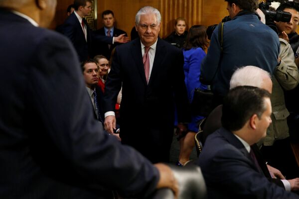 Кандидат на пост госсекретаря США Рекс Тиллерсон перед началом сенатских слушаний Кандидат на пост госсекретаря США Рекс Тиллерсон перед началом сенатских слушаний