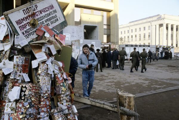 Советские документы, награды, медали вывешенные на столбе Советские документы, награды, медали вывешенные на столбе