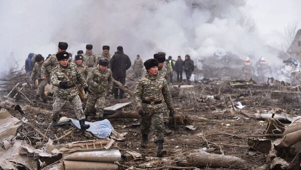 Военные на месте крушения турецкого грузового самолета Boeing 747 под Бишкеком Военные на месте крушения турецкого грузового самолета Boeing 747 под Бишкеком