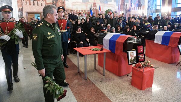 Министр обороны РФ, генерал армии Сергей Шойгу на церемонии прощания с погибшими при крушении самолета Ту-154 в Черном море на Федеральном военном мемориальном кладбище в Московской области Министр обороны РФ, генерал армии Сергей Шойгу на церемонии прощания с погибшими при крушении самолета Ту-154 в Черном море на Федеральном военном мемориальном кладбище в Московской области