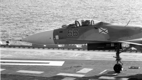 Истребитель Су-33 готовится к взлету с палубы тяжёлого авианесущего крейсера Адмирал Кузнецов. Средиземное море, 14.10.2016 Истребитель Су-33 готовится к взлету с палубы тяжёлого авианесущего крейсера Адмирал Кузнецов. Средиземное море, 14.10.2016