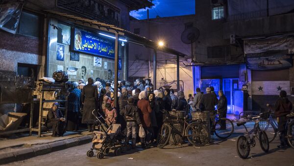 Жители Дамаска в очереди за хлебом. Сирия, 02.12.2015 Жители Дамаска в очереди за хлебом. Сирия, 02.12.2015