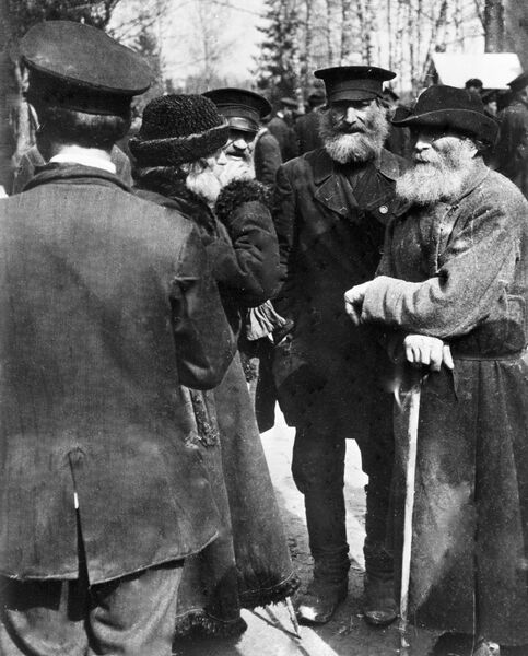Жители деревни обсуждают известие о февральской революции. 1917 год Жители деревни обсуждают известие о февральской революции. 1917 год