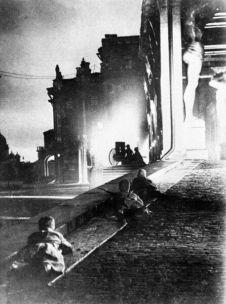 Бой у Зимнего дворца. Петроград, 1917 год Бой у Зимнего дворца. Петроград, 1917 год