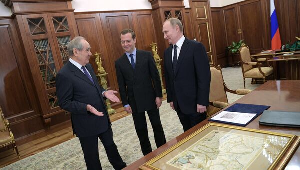 Президент РФ Владимир Путин и председатель правительства РФ Дмитрий Медведев во время встречи в Кремле с первым президентом Татарстана Минтимером Шаймиевым. 19 января 2017 Президент РФ Владимир Путин и председатель правительства РФ Дмитрий Медведев во время встречи в Кремле с первым президентом Татарстана Минтимером Шаймиевым. 19 января 2017