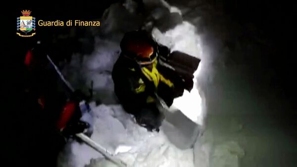 Итальянские спасатели во время поисковой операции в отеле Rigopiano di Farindola после схода лавины Итальянские спасатели во время поисковой операции в отеле Rigopiano di Farindola после схода лавины
