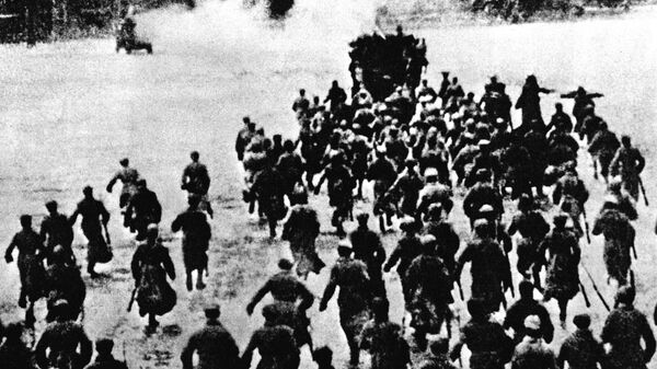Штурм Зимнего дворца 25 октября 1917 года. Петроград. Кадр из фильма Октябрь Штурм Зимнего дворца 25 октября 1917 года. Петроград. Кадр из фильма Октябрь