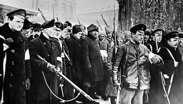 Восставшие ведут в Таврический дворец переодетых городовых во время Февральской буржуазно-демократической революции. Петроград, 1917 год Восставшие ведут в Таврический дворец переодетых городовых во время Февральской буржуазно-демократической революции. Петроград, 1917 год