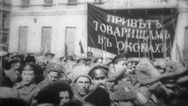Солдаты устраивают демонстрацию против царского правительства во время февральской революции. 1917 год Солдаты устраивают демонстрацию против царского правительства во время февральской революции. 1917 год