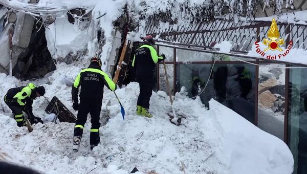 Итальянские спасатели во время поисковой операции в отеле Rigopiano di Farindola после схода лавины Итальянские спасатели во время поисковой операции в отеле Rigopiano di Farindola после схода лавины