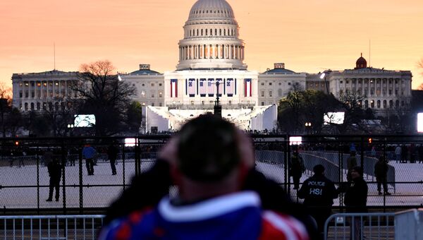 Сторонник Дональда Трампа в ожидании начала инаугурации избранного президента США. 20 января 2017 года Сторонник Дональда Трампа в ожидании начала инаугурации избранного президента США. 20 января 2017 года