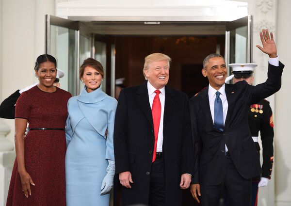 Мишель Обама, Меланья Трамп, Дональд Трамп и Барак Обама в Белом доме в Вашингтоне Мишель Обама, Меланья Трамп, Дональд Трамп и Барак Обама в Белом доме в Вашингтоне